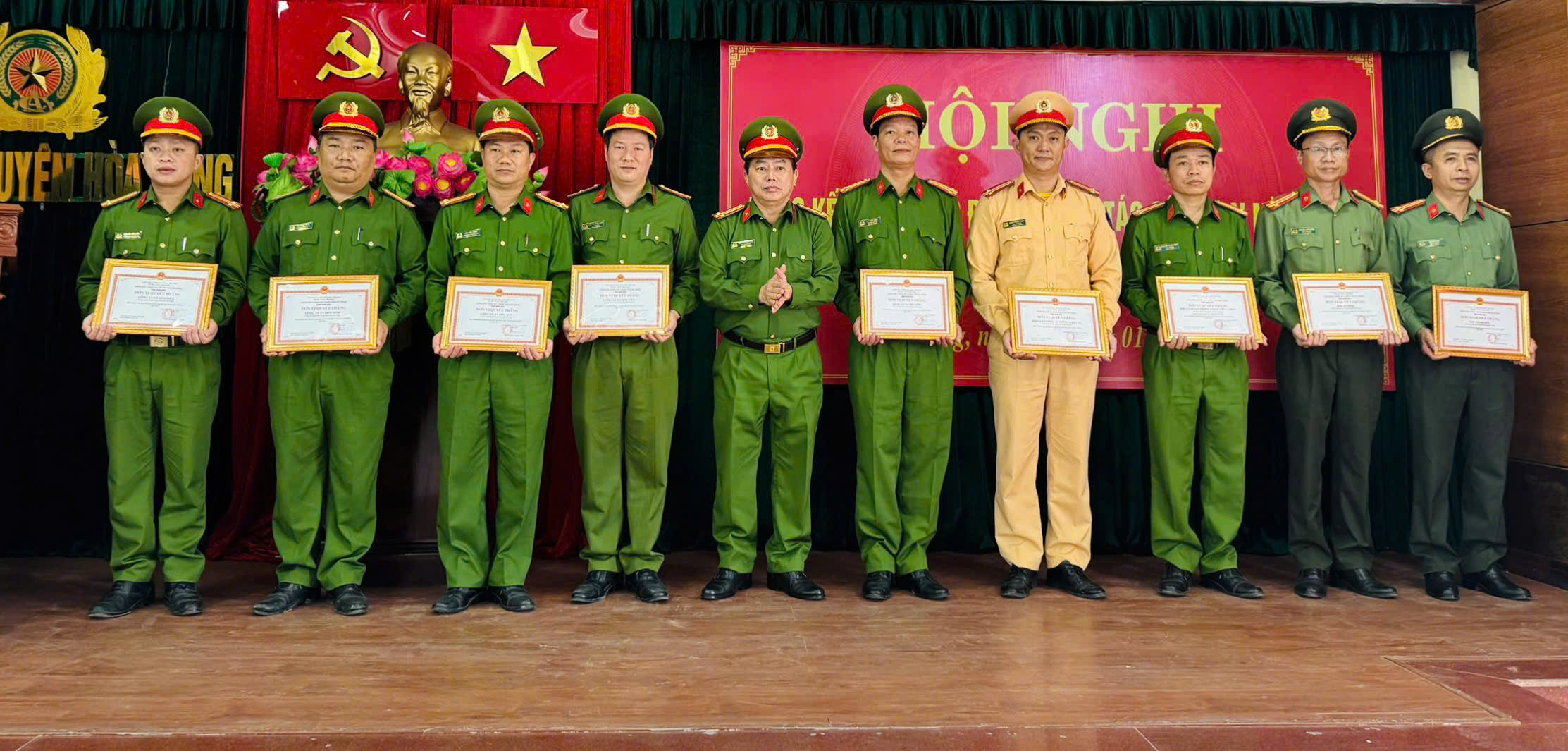 Hòa Vang: CA xã Hòa Bắc nhận cờ thi đua: “Đơn vị dẫn đầu phong trào thi đua vì an ninh Tổ quốc” cấp cơ sở năm 2024 của Bộ Công an 
