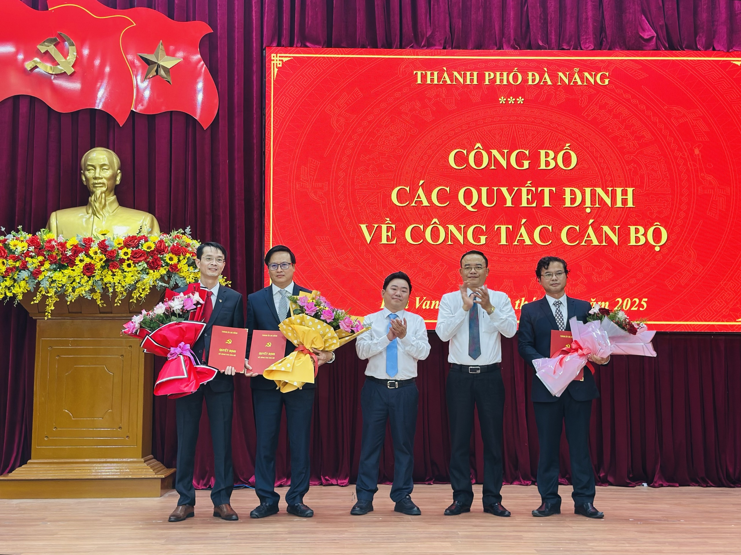 Thành phố công bố các quyết định về công tác cán bộ tại huyện Hòa Vang 
