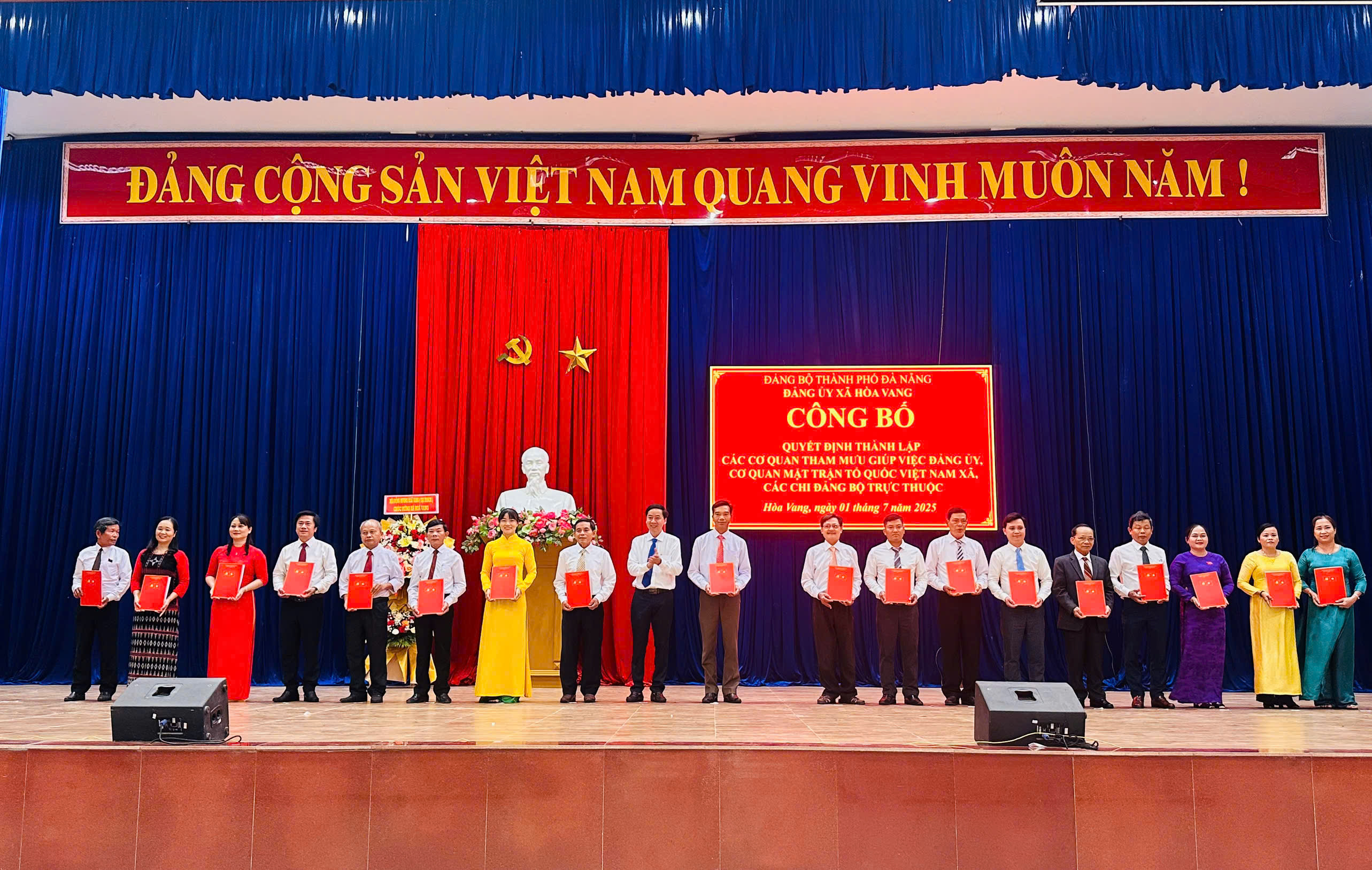 Xã Hòa Vang: Công bố các quyết định về công tác tổ chức, nhân sự nhiệm kỳ 2025–2030