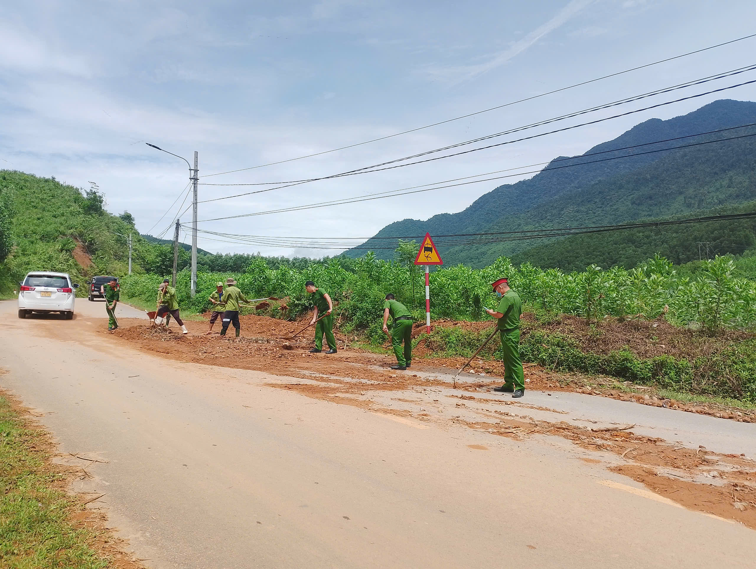 UBND xã Hòa Vang chỉ đạo quyết liệt các lực lượng kịp thời xử lý sạt lở, đảm bảo an toàn cho người dân