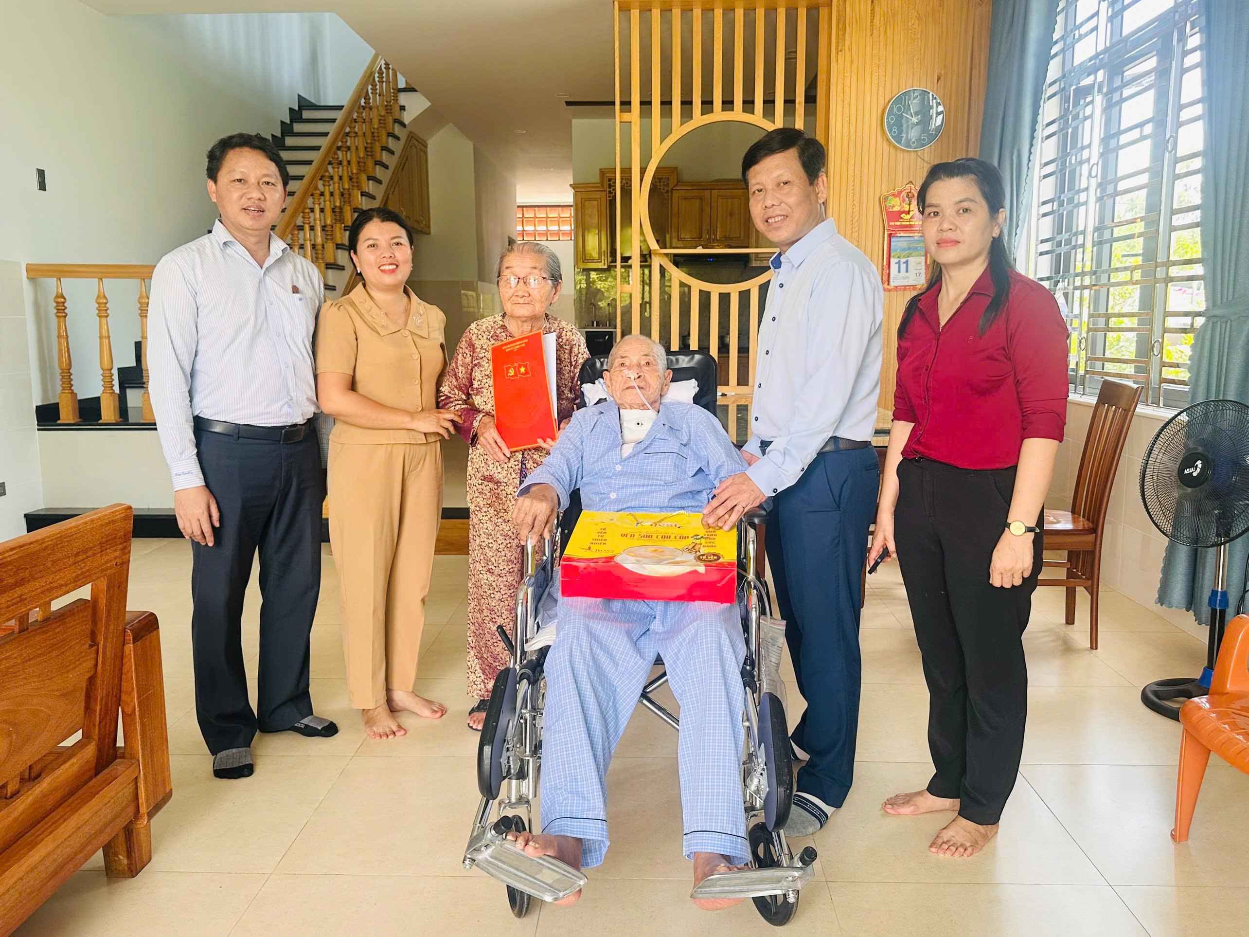 “Ấm áp nghĩa tình” trước thềm Đại hội Đảng bộ xã Hòa Vang lần thứ I