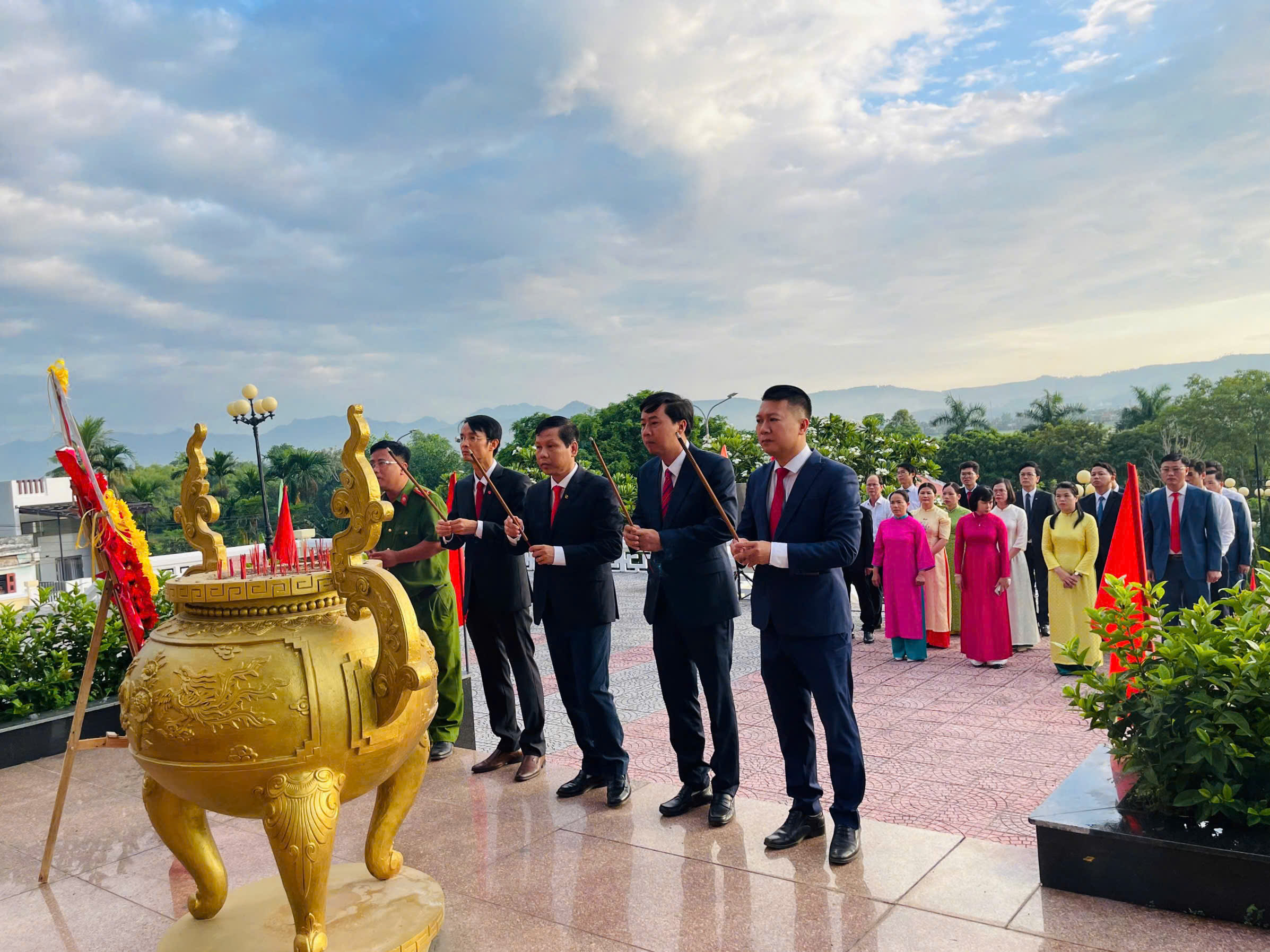 Hòa Vang tổ chức Lễ dâng hương tưởng niệm anh hùng liệt sĩ nhân dịp Đại hội Đảng bộ xã lần thứ I