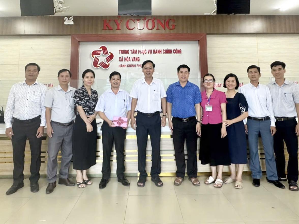 Đồng chí Chủ tịch UBND xã Hoà Vang đến thăm, động viên tập thể lãnh đạo, công chức Trung tâm phục vụ hành chính công