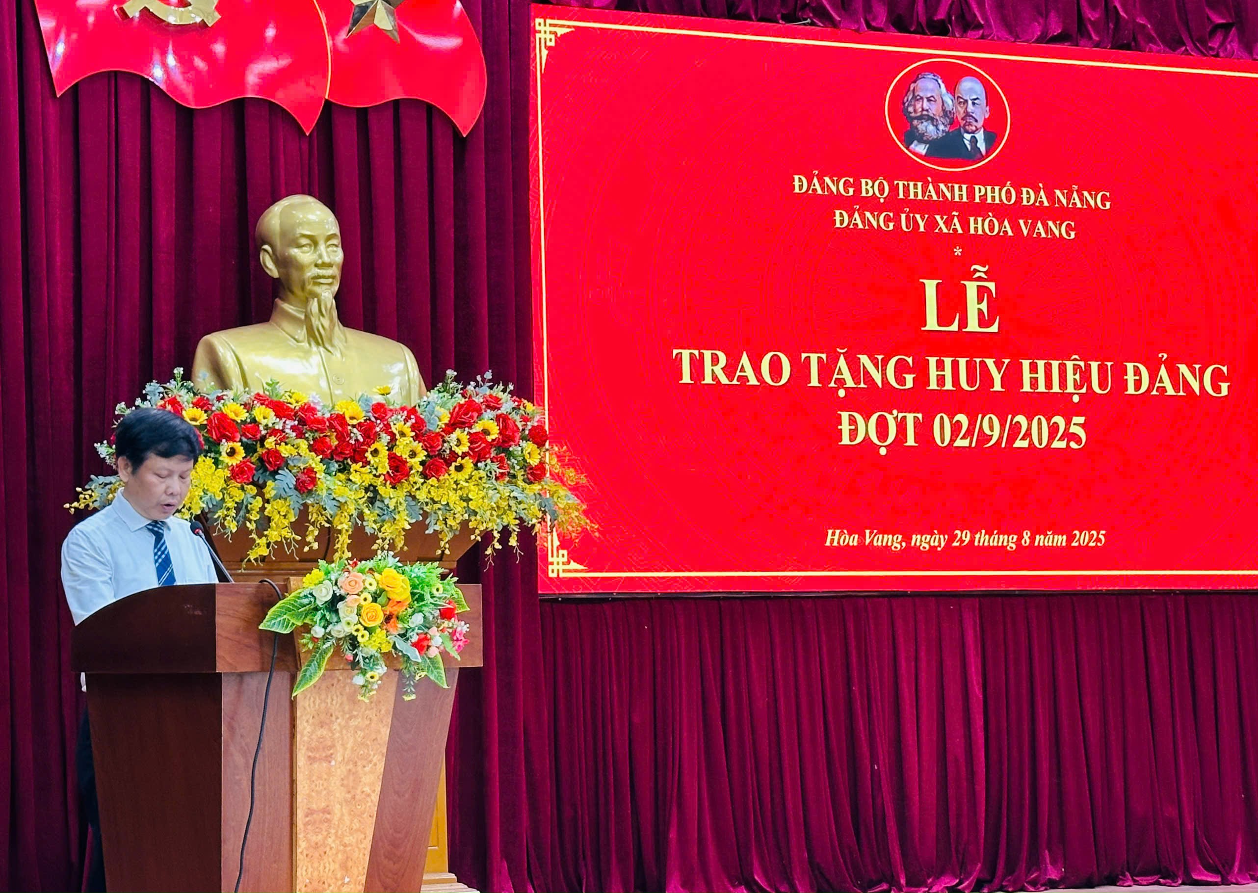 Hòa Vang: 10 đảng viên được trao Huy hiệu Đảng dịp 80 năm Quốc khánh 2/9