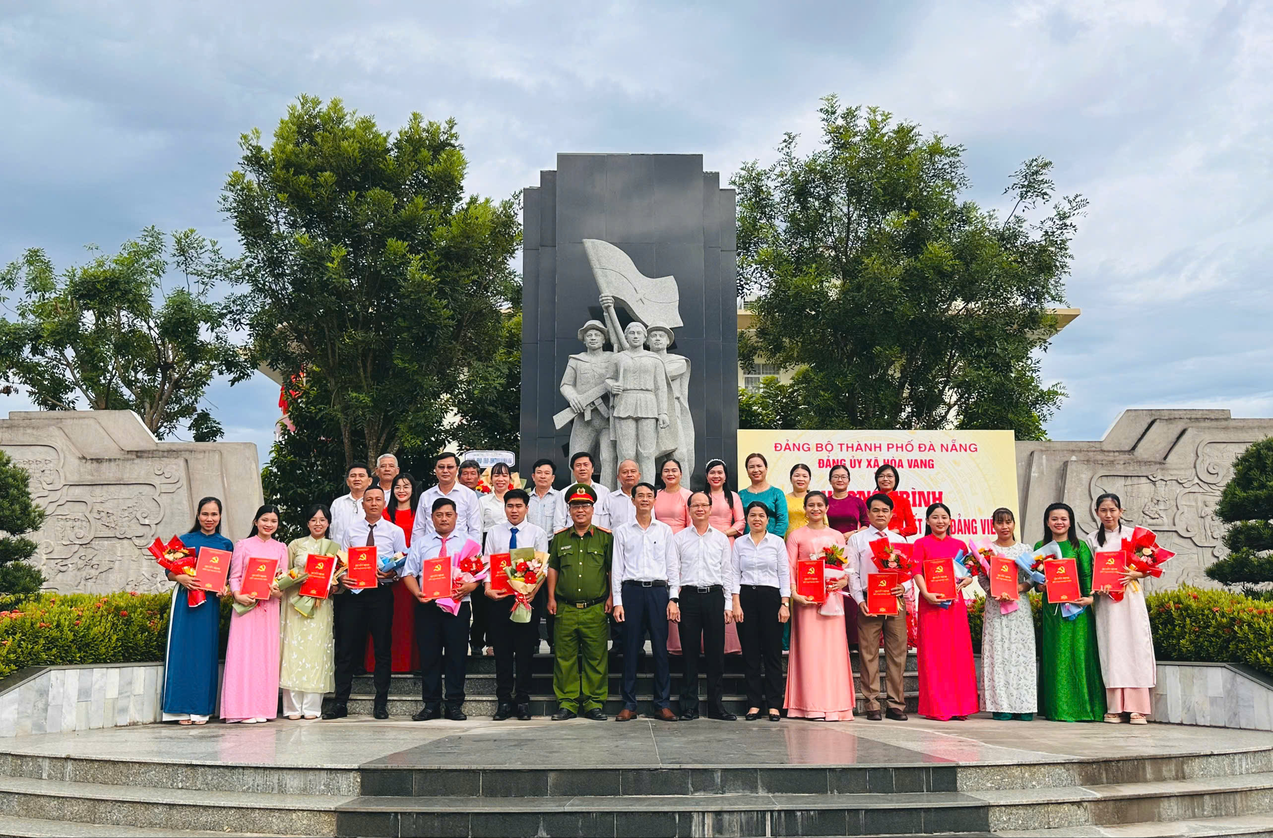 Hòa Vang: Kết nạp 12 đảng viên mới, bổ sung lực lượng trẻ cho tổ chức Đảng