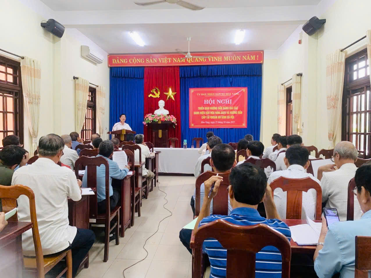 UBND xã Hòa Vang tổ chức Hội nghị hướng dẫn bình xét các danh hiệu văn hóa và hướng dẫn cấp tài khoản an sinh xã hội