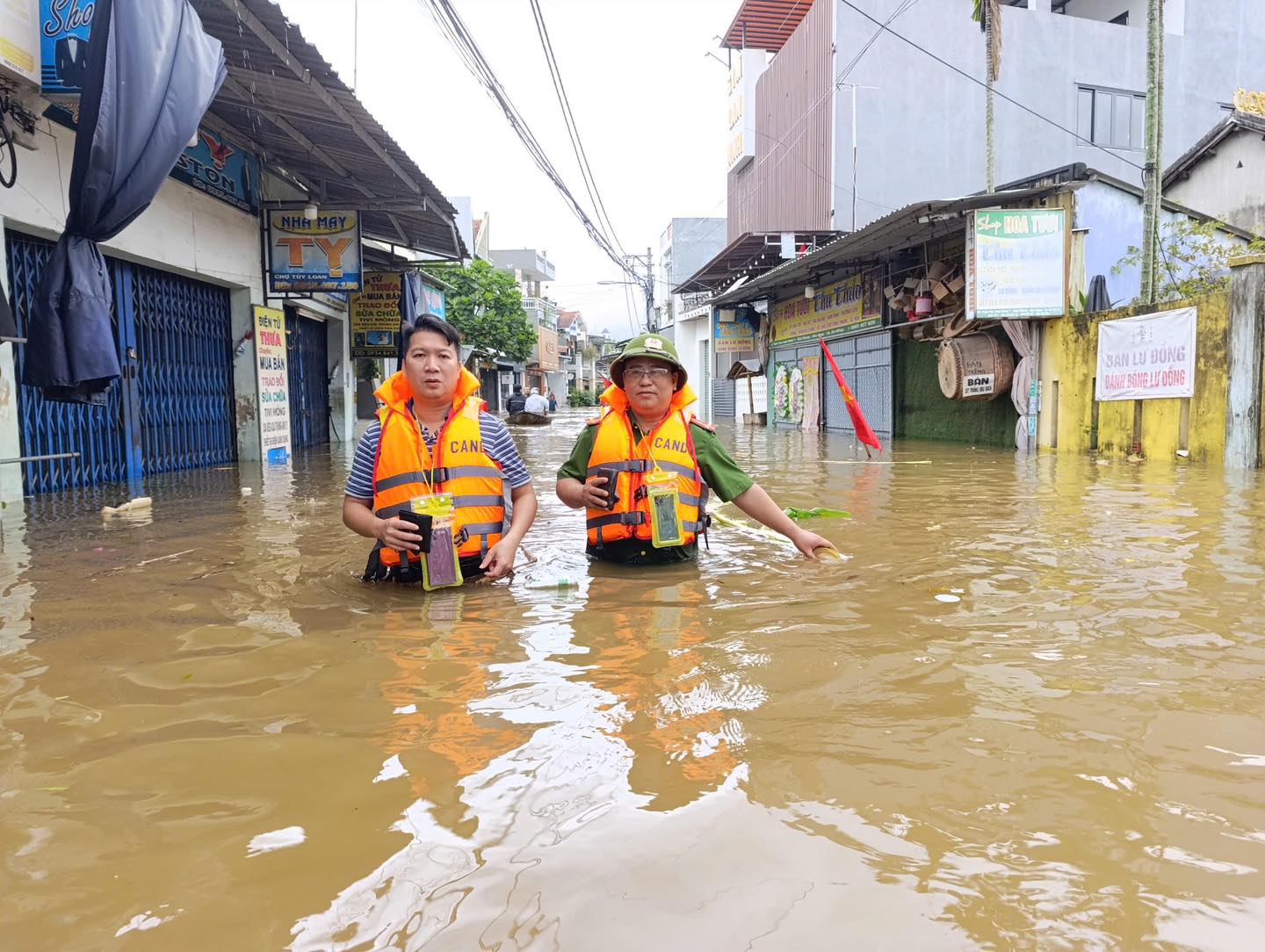 Sáng ngời tinh thần đoàn kết, trách nhiệm trong mưa lũ ở Hòa Vang