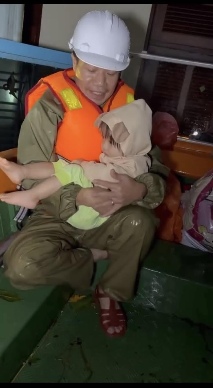 LỰC LƯỢNG DÂN QUÂN THƯỜNG TRỰC XÃ HÒA VANG, THÀNH PHỐ ĐÀ NẴNG KHÔNG NGẠI GIAN KHỔ, DẦM MƯA LÀM NHIỆM VỤ CỨU NẠN, CỨU HỘ TRONG MÙA MƯA BÃO, LŨ LỤT