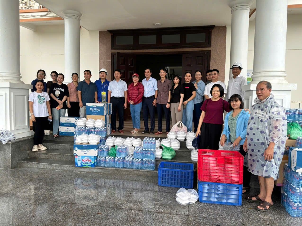 Nhóm thiện nguyện cô Thảo, nguyên giáo viên trường THPT Ông Ích Khiêm đã hỗ trợ người dân bị ảnh hưởng do mưa lũ trên địa bàn xã Hòa Vang