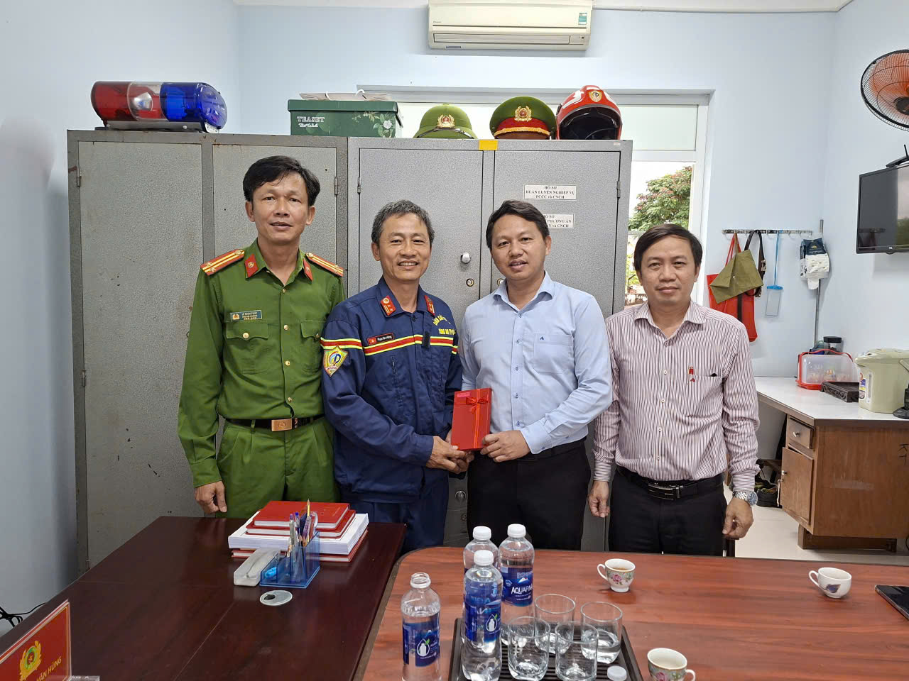 Lãnh đạo Đảng ủy - UBND xã thăm các đơn vị hiệp đồng khắc phục hậu quả sau thiên tai