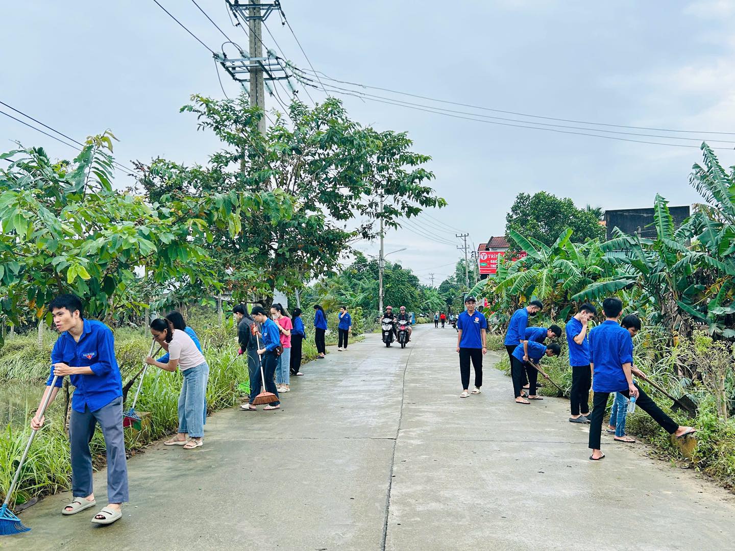 ĐOÀN THANH NIÊN XÃ HOÀ VANG RA QUÂN HỖ TRỢ KHẮC PHỤC HẬU QUẢ SAU CƠN BÃO SỐ 12