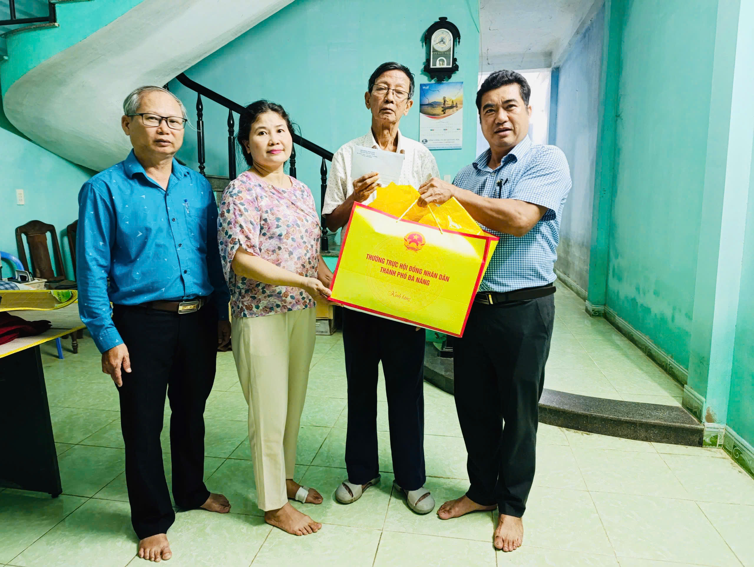 MẶT TRẬN XÃ HÒA VANG TIẾP NHẬN VÀ TRAO TẬN TAY CÁC PHẦN QUÀ CỦA LÃNH ĐẠO THƯỜNG TRỰC HĐND THÀNH PHỐ ĐÀ NẴNG ĐẾN CÁC HỘ ĐAU ỐM VÀ BỊ ẢNH HƯỞNG DO LŨ LỤT