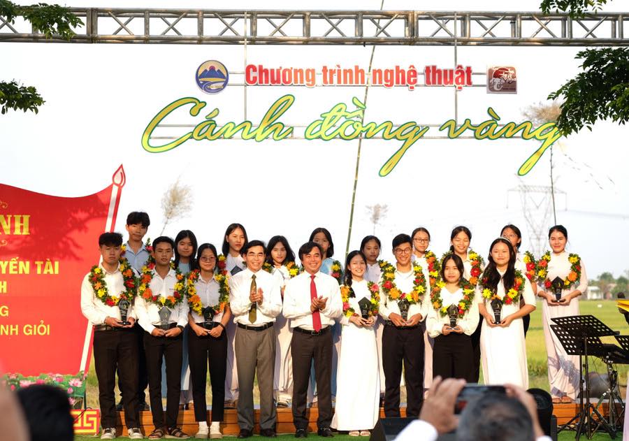 MÙI KHÓI LỬA VÀ TIẾNG HÁT RU