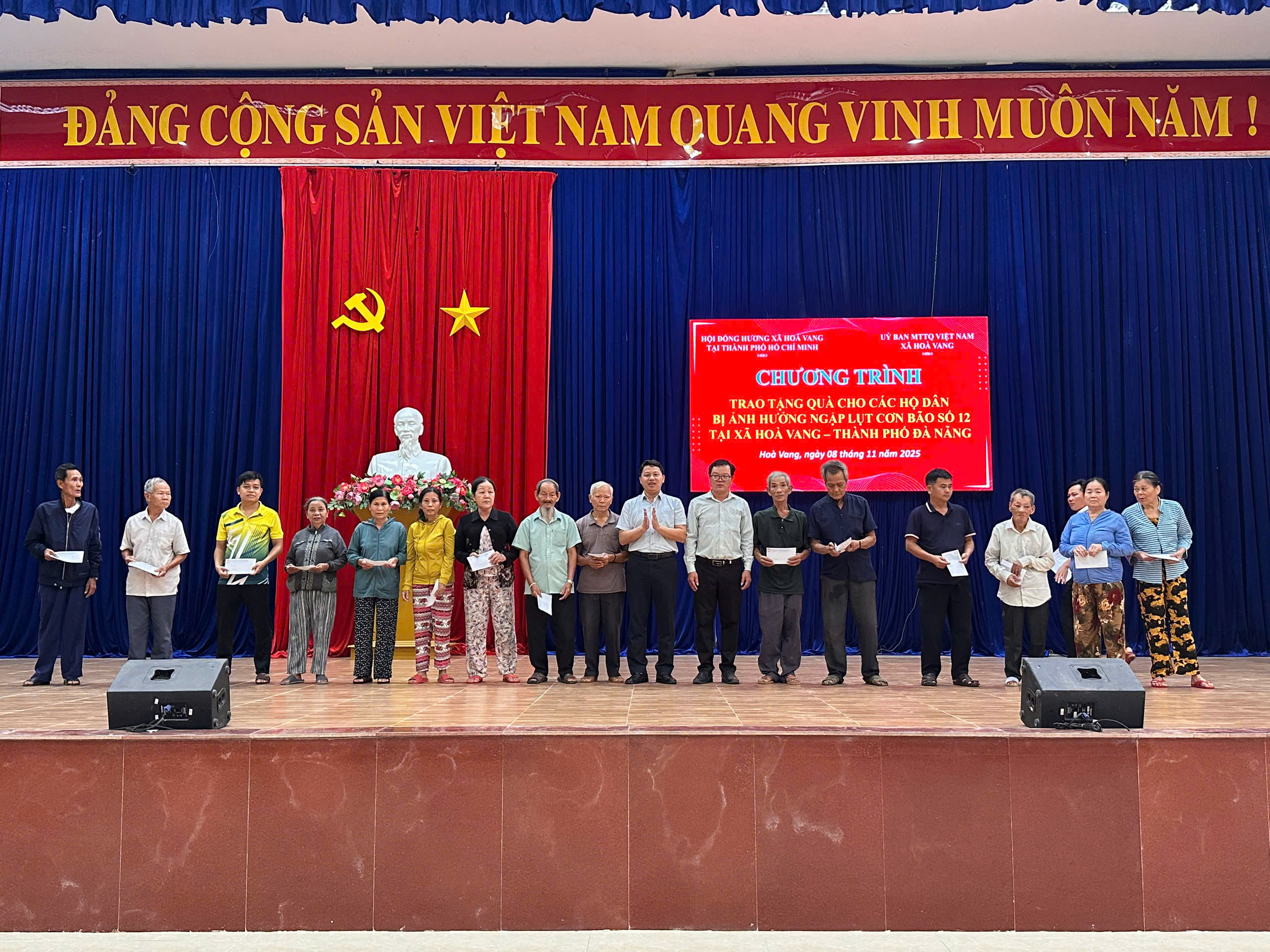 Hòa Vang: trao 480 suất quà trị giá hơn 180 triệu đồng hỗ trợ người dân vùng ngập lụt