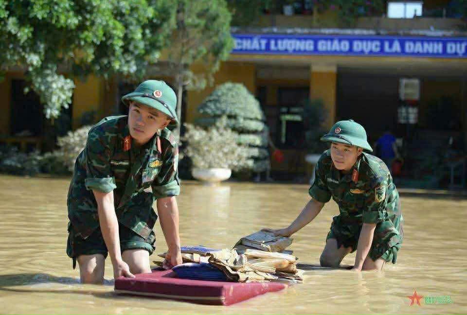 THẮM TÌNH “QUÂN - DÂN” TRONG LŨ