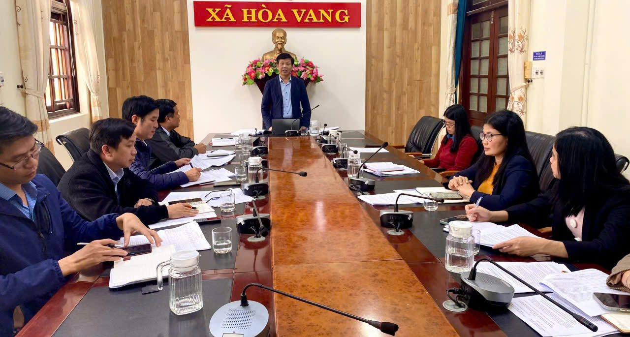 Đồng chí Bí thư Đảng ủy, Chủ tịch HĐND xã làm việc với Phòng Văn hóa – Xã hội.