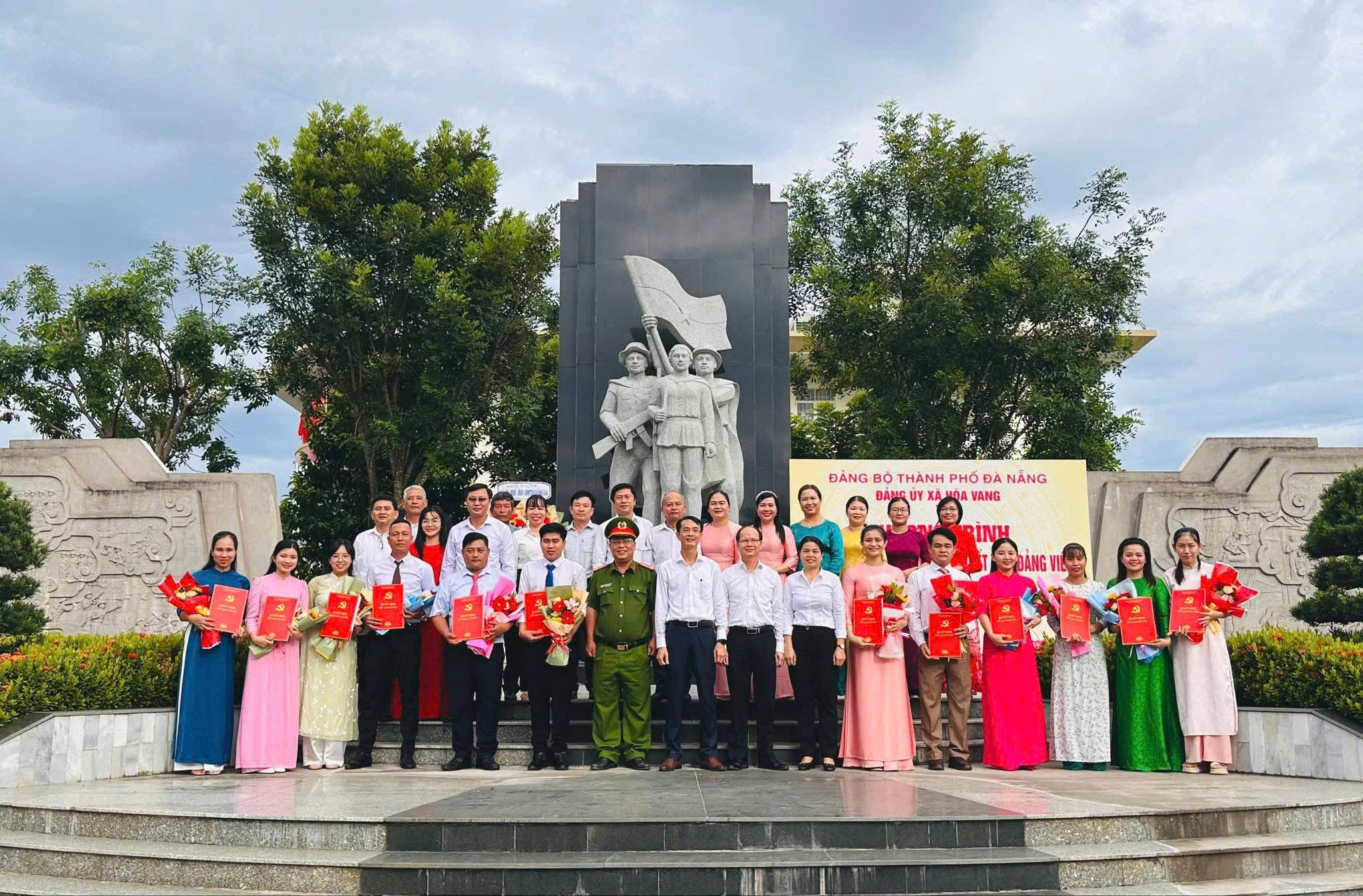 Đảng bộ xã Hòa Vang: Tiếp nối truyền thống, lan toả khát vọng chống hiến qua các thế hệ Đảng viên.