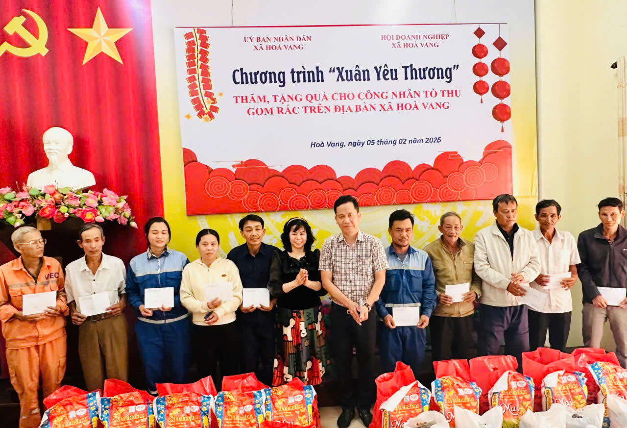 Hòa Vang: Trao 31 suất quà “Xuân yêu thương” cho công nhân thu gom rác