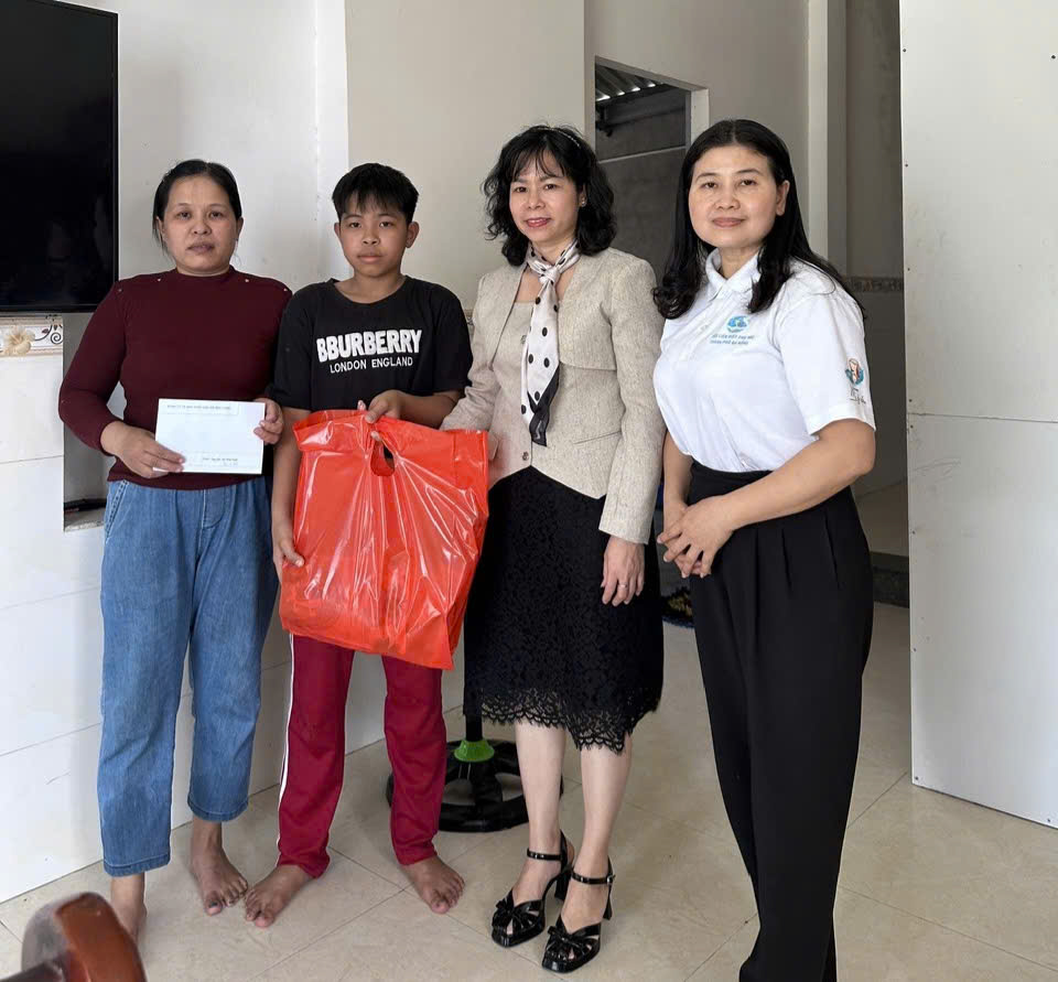 Đảng ủy UBND xã Hòa Vang: Thăm hỏi, tặng quà cho 03 cháu trẻ mồ côi có hoàn cảnh khó khăn được đơn vị nhận đỡ đầu.