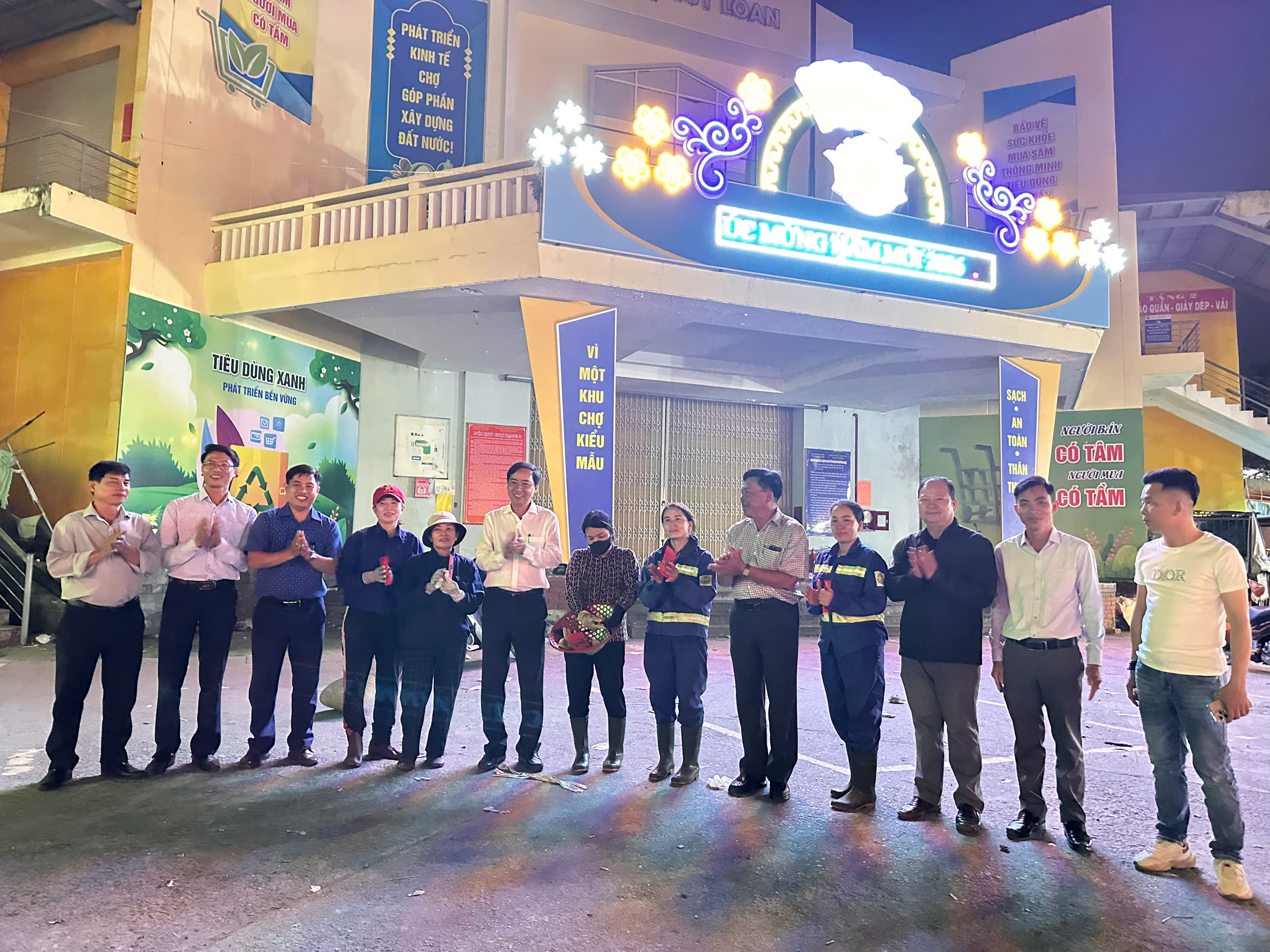 Hòa Vang: Thăm, tặng quà công nhân vệ sinh tại chợ Túy Loan dịp cận Tết