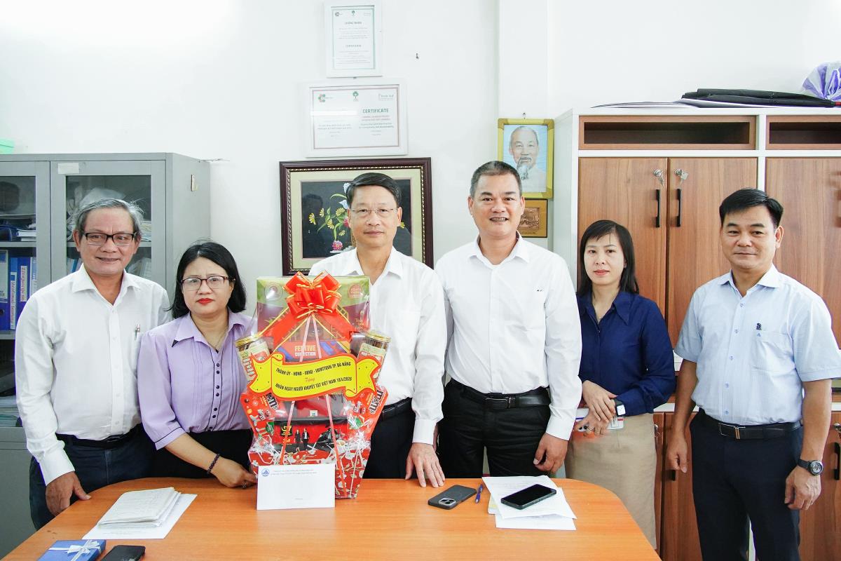 Lãnh đạo Thành phố thăm, tặng quà người khuyết tật