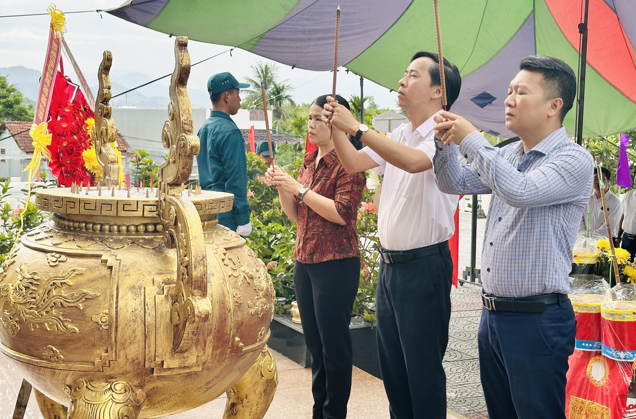 Hòa Vang tổ chức lễ dâng hương, đặt vòng hoa tại các nghĩa trang liệt sĩ