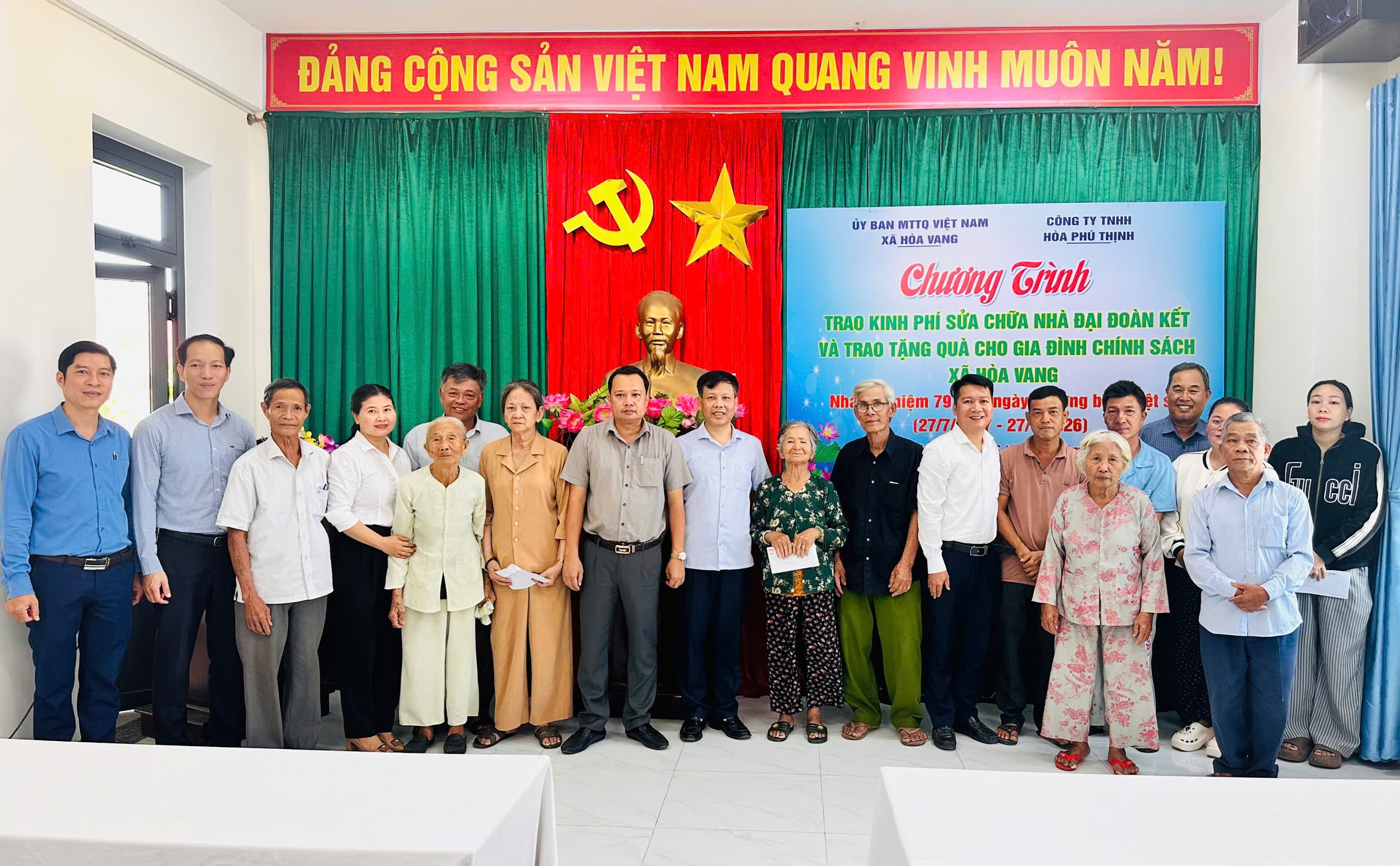 Hòa Vang: Trao quà, hỗ trợ sửa chữa nhà cho gia đình chính sách