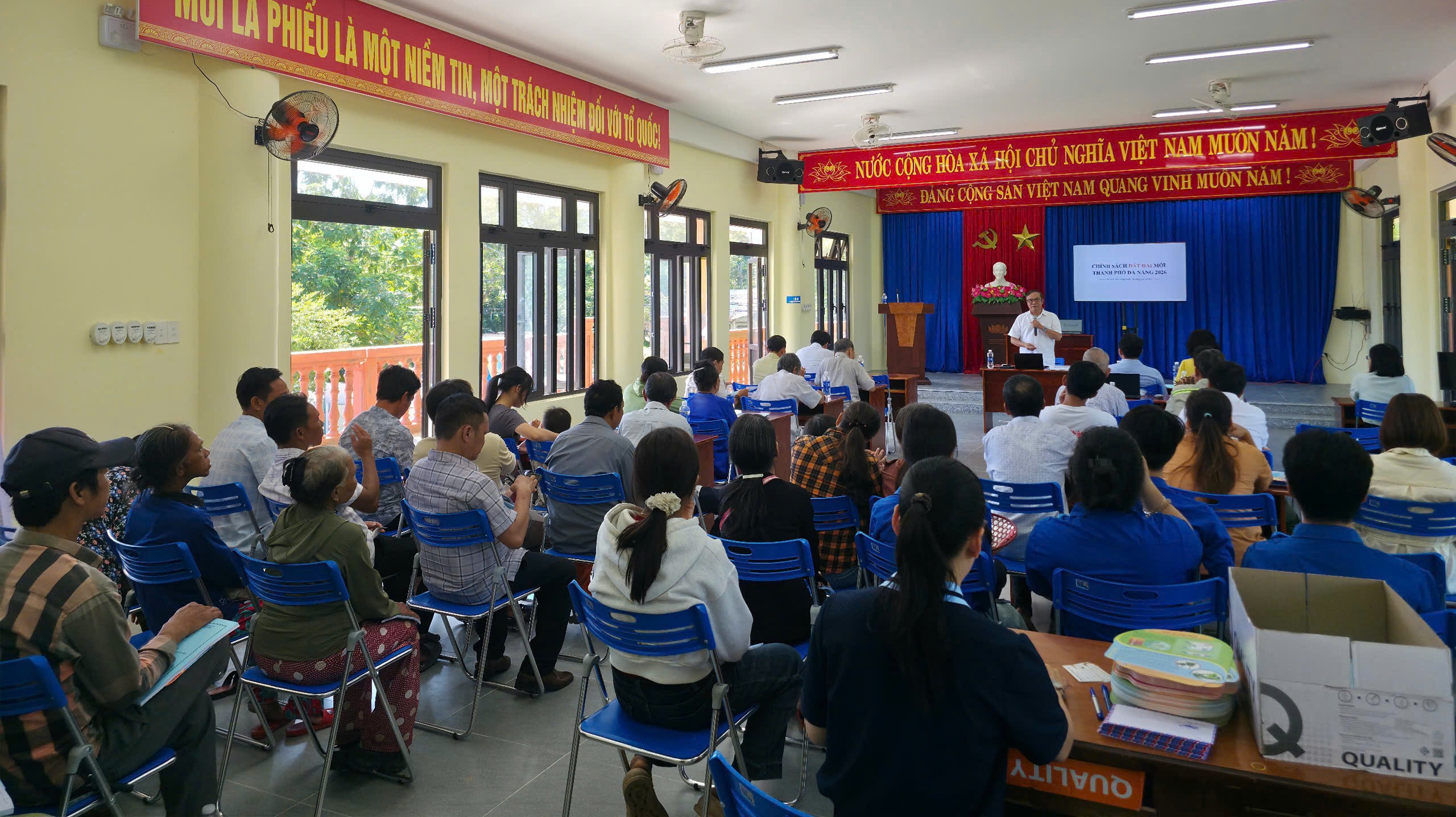 UBND xã Hòa Vang phối hợp với Hội Luật gia thành phố Đà Nẵng tổ chức tuyên truyền pháp luật về Đất đai