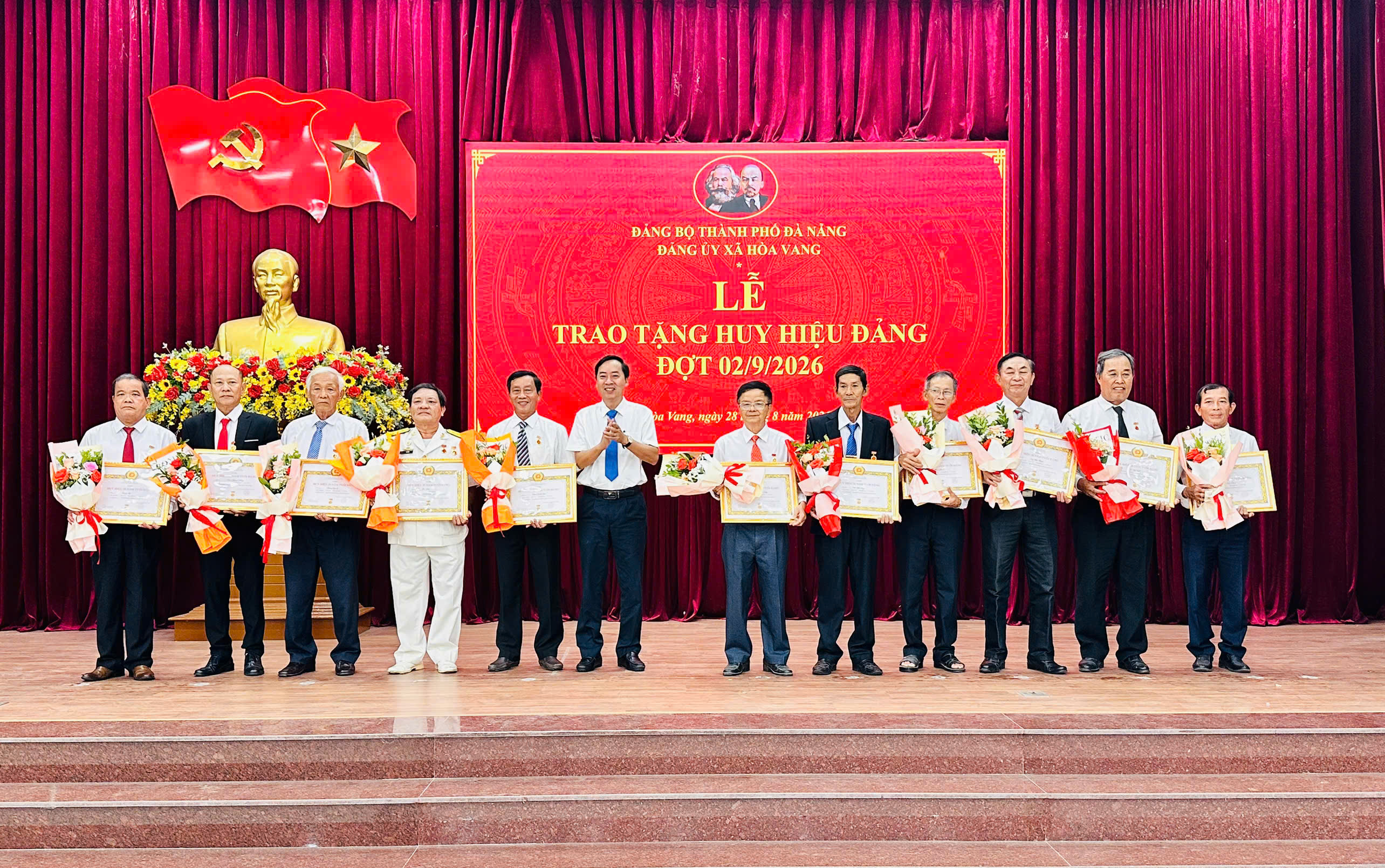 Hòa Vang: 59 đảng viên được Trao tặng Huy hiệu Đảng đợt 2/9