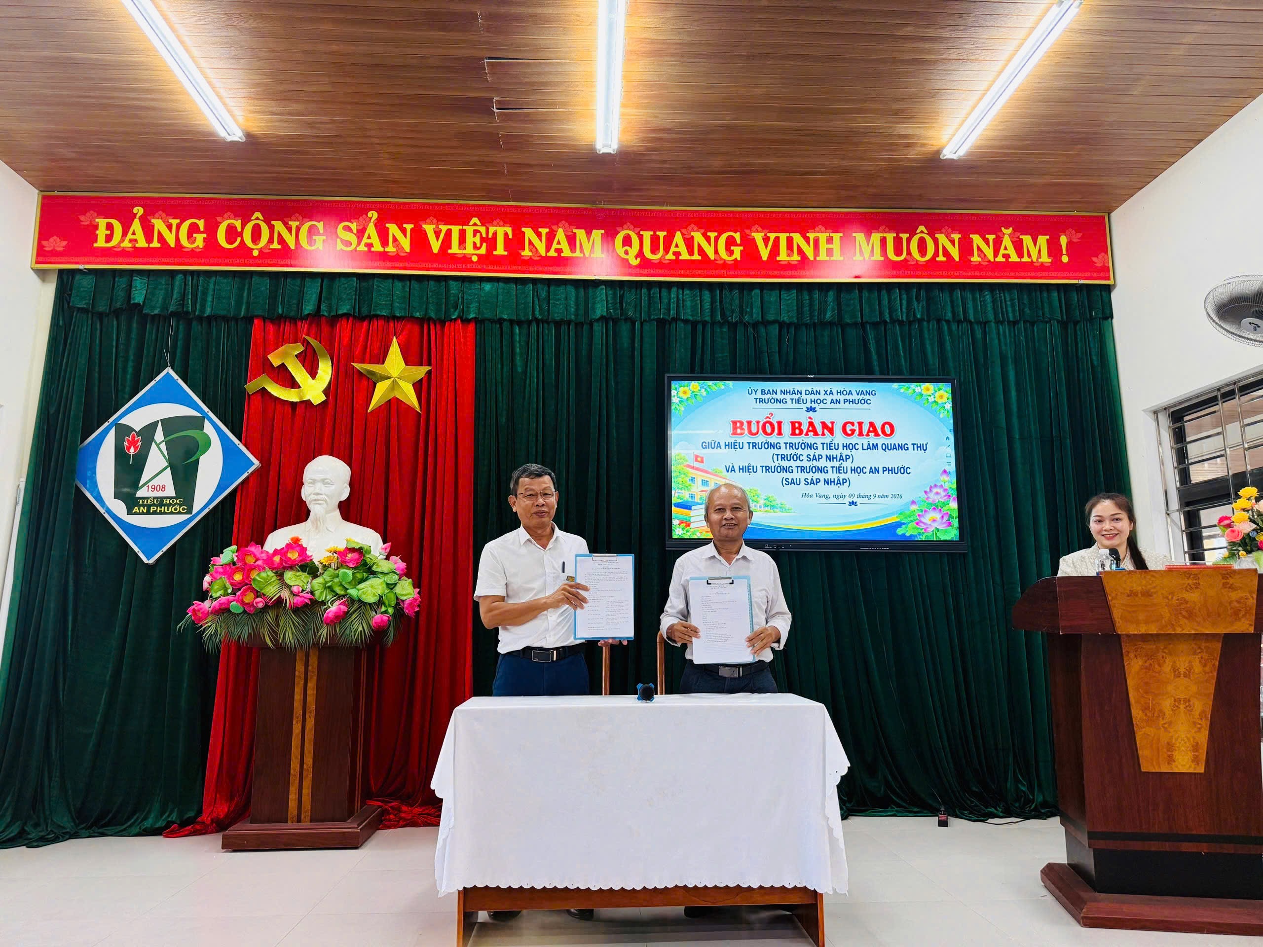 HAI MÁI TRƯỜNG – MỘT MÁI NHÀ