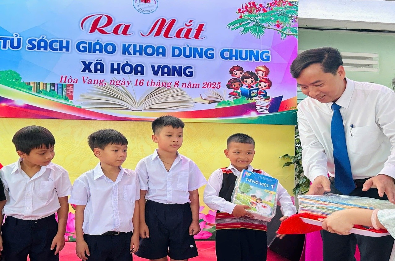 NHỮNG CUỐN SÁCH GIÁO KHOA NỐI DÀI BAO MÙA TỰU TRƯỜNG