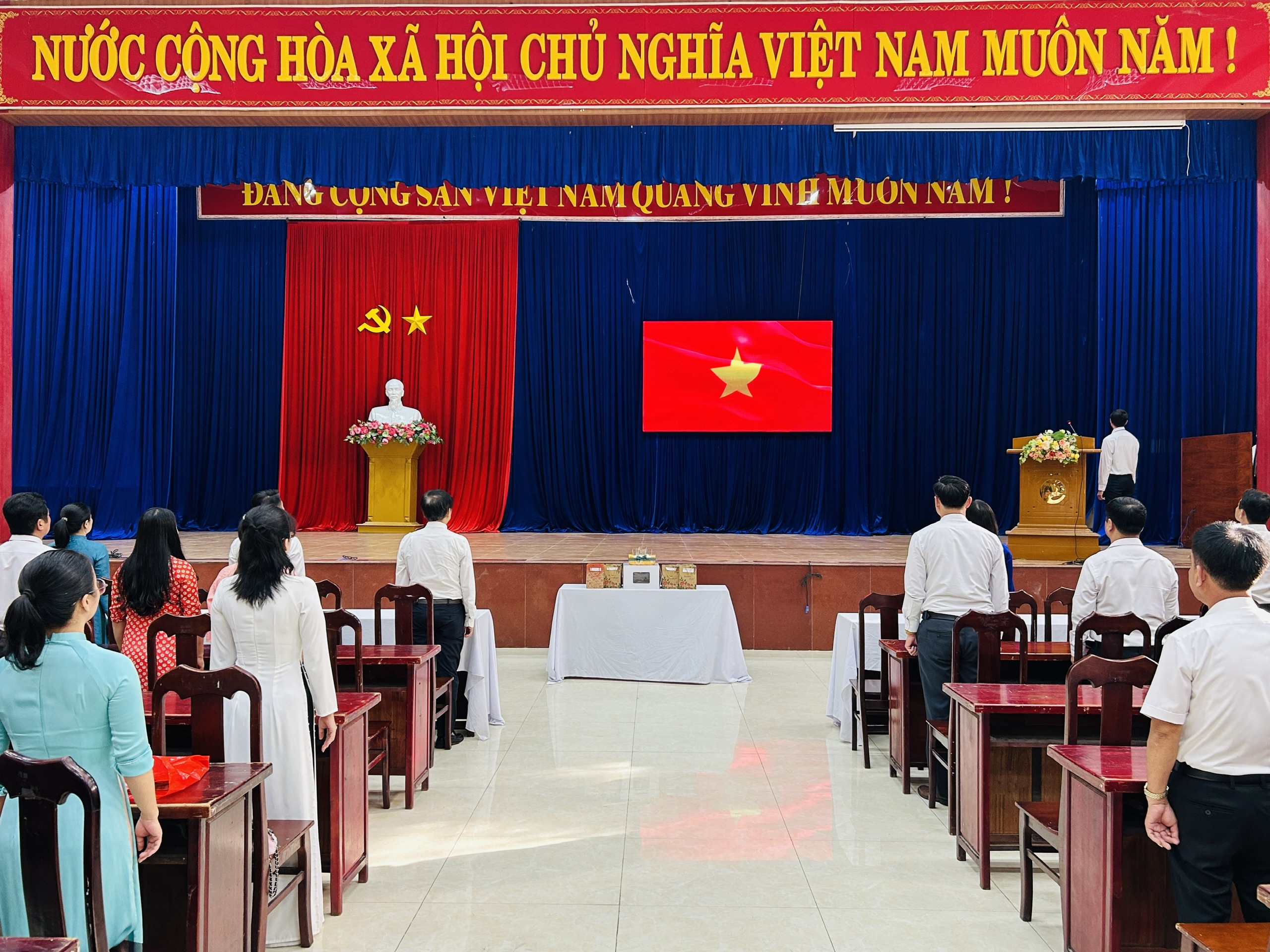 TỪ BÀI HỌC “NƯỚC NÓNG, NƯỚC NGUỘI” ĐẾN VIỆC THỰC HÀNH TƯ TƯỞNG, ĐẠO ĐỨC, PHONG CÁCH HỒ CHÍ MINH THEO CHỈ THỊ SỐ 07-CT/TW