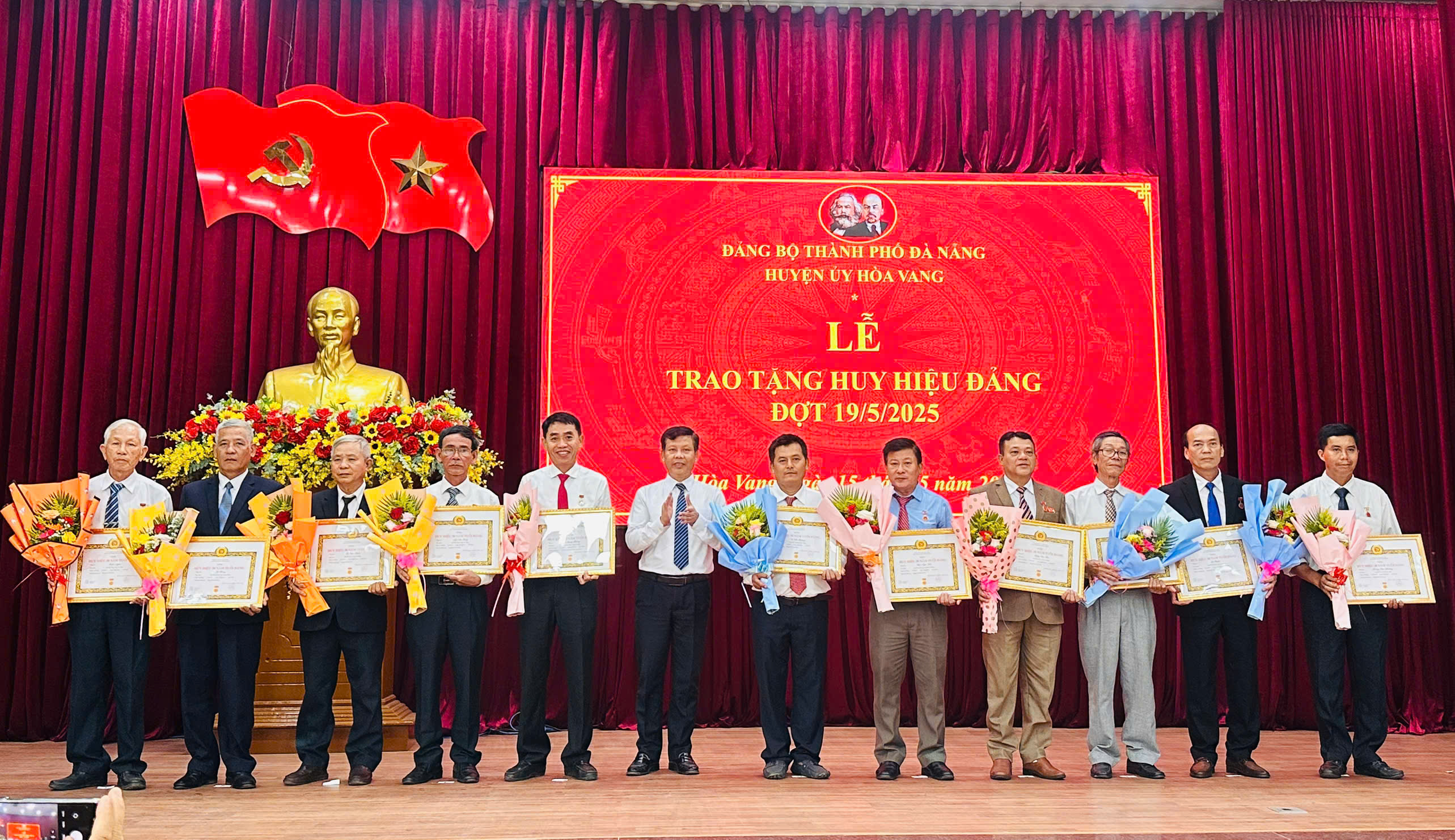 Huyện ủy Hòa Vang trao huy hiệu Đảng đợt 19/5